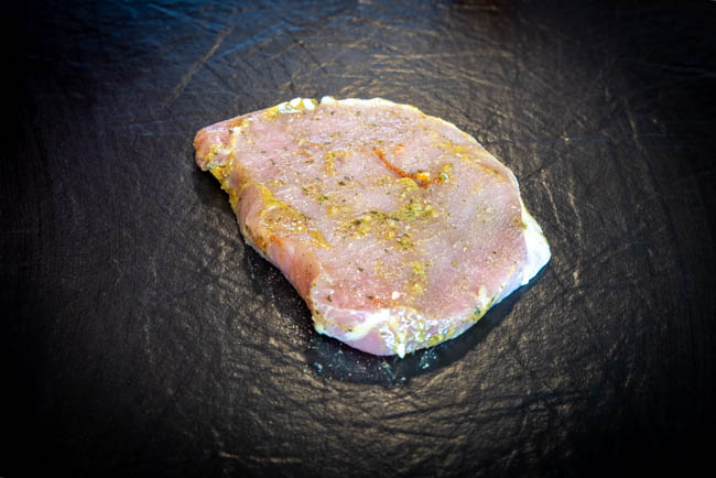 Rohes Grillgut, portioniert und bereit für den Rost